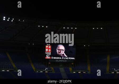 Une photo du compositeur italien Ennio Morricone est exposée dans son hommage avant le championnat italien Serie UN match de football entre ROMA et Parme Calcio le 08 juillet 2020 au Stadio Olimpico à Rome, Italie - photo Federico Proietti / DPPI Banque D'Images