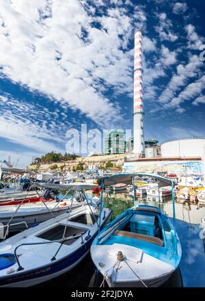 Le port de pêche de Keratsini, près du port commercial du Pirée, à Athènes, Attique, Grèce, Europe. La cheminée à l'arrière est l'usine d'électricité Banque D'Images