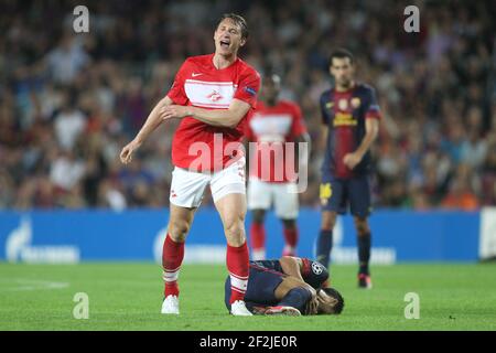 FOOTBALL - LIGUE DES CHAMPIONS DE L'UEFA 2012/2013 - SCÈNE DE GROUPE - GROUPE G - FC BARCELONE / SPARTAK MOSCOU - 19/09/2012 - PHOTO MANUEL BLONDAU / AOP PRESSE / DPPI - KIM KALLSTROM RÉAGIT ALORS QU'IL REÇOIT UNE CARTE JAUNE POUR UN DÉFI POUR SERGIO BUSQUETS Banque D'Images