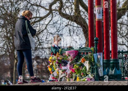 Londres, Royaume-Uni. 12 mars 2021. Les gens ont commencé à laisser des fleurs et des hommages à Sarah Everard au kiosque où ils espèrent avoir une vigile demain soir, bien que cette interdiction soit actuellement interdite par la police en vertu de la réglementation cavière. Il y a encore des signes (demandant des informations) faits par des amis concernés. Elle a disparu après 9:00 le 3 mars, quelque part entre Clapham Junction et Brixton. Crédit : Guy Bell/Alay Live News Banque D'Images