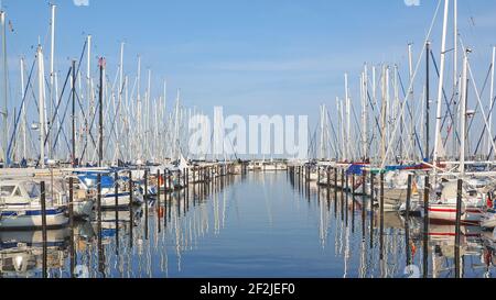 Heiligenhafen/Allemagne - 2018/07/20: Port de plaisance de Heiligenhafen avec voiliers, Schleswig-Holstein, Allemagne Banque D'Images