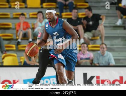 BASKET BALL - TOURNOI DE STRASBOURG 2008 - STRASBOURG (FRA) - 15 AU 17/08/2008 - PHOTO : CATHERINE STEENKESTE / DPPI FRANCE V LETTONIE - TARIQ KIRKSAY (FR) Banque D'Images