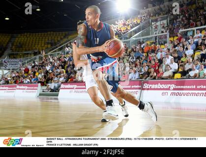 BASKET BALL - TOURNOI DE STRASBOURG 2008 - STRASBOURG (FRA) - 15 AU 17/08/2008 - PHOTO : CATHERINE STEENKESTE / DPPI FRANCE V LETTONIE - WILLIAM GRADIT (FR) Banque D'Images