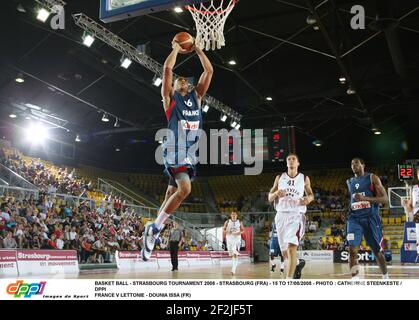 BASKET BALL - TOURNOI DE STRASBOURG 2008 - STRASBOURG (FRA) - 15 AU 17/08/2008 - PHOTO : CATHERINE STEENKESTE / DPPI FRANCE V LETTONIE - DOUNIA ISSA (FR) Banque D'Images