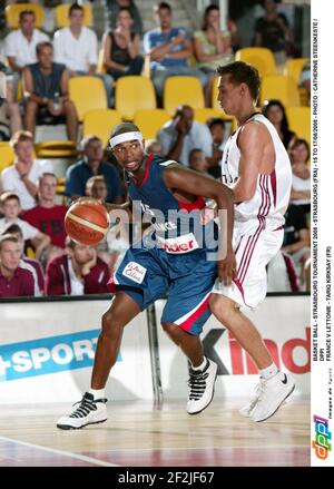 BASKET BALL - TOURNOI DE STRASBOURG 2008 - STRASBOURG (FRA) - 15 AU 17/08/2008 - PHOTO : CATHERINE STEENKESTE / DPPI FRANCE V LETTONIE - TARIQ KIRKSAY (FR) Banque D'Images