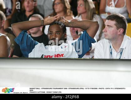 BASKET BALL - TOURNOI DE STRASBOURG 2008 - STRASBOURG (FRA) - 15 AU 17/08/2008 - PHOTO : CATHERINE STEENKESTE / DPPI FRANCE V LETTONIE - RONNY TURIAF (FR) Banque D'Images