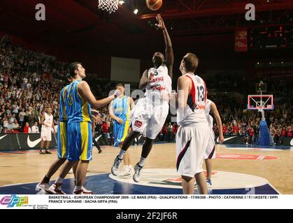 BASKETBALL - CHAMPIONNAT D'EUROPE 2009 - LE MANS (FRA) - QUALIFICATIONS - 17/09/208 - PHOTO : CATHERINE STEENKESTE / DPPI FRANCE V UKRAINE - SACHA GIFFA (FRA) Banque D'Images