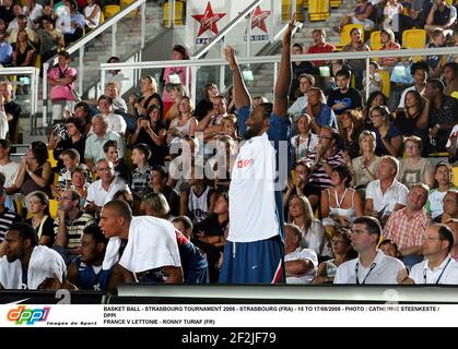 BASKET BALL - TOURNOI DE STRASBOURG 2008 - STRASBOURG (FRA) - 15 AU 17/08/2008 - PHOTO : CATHERINE STEENKESTE / DPPI FRANCE V LETTONIE - RONNY TURIAF (FR) Banque D'Images