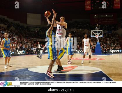 BASKETBALL - CHAMPIONNAT D'EUROPE 2009 - LE MANS (FRA) - QUALIFICATIONS - 17/09/208 - PHOTO : CATHERINE STEENKESTE / DPPI FRANCE V UKRAINE - STEPHEN BRUN (FRA) Banque D'Images