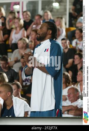 BASKET BALL - TOURNOI DE STRASBOURG 2008 - STRASBOURG (FRA) - 15 AU 17/08/2008 - PHOTO : CATHERINE STEENKESTE / DPPI FRANCE V LETTONIE - RONNY TURIAF (FR) Banque D'Images