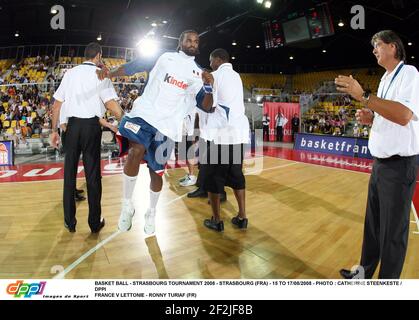 BASKET BALL - TOURNOI DE STRASBOURG 2008 - STRASBOURG (FRA) - 15 AU 17/08/2008 - PHOTO : CATHERINE STEENKESTE / DPPI FRANCE V LETTONIE - RONNY TURIAF (FR) Banque D'Images