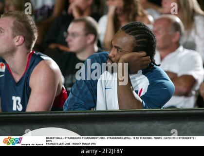 BASKET BALL - TOURNOI DE STRASBOURG 2008 - STRASBOURG (FRA) - 15 AU 17/08/2008 - PHOTO : CATHERINE STEENKESTE / DPPI FRANCE V LETTONIE - RONNY TURIAF (FR) Banque D'Images