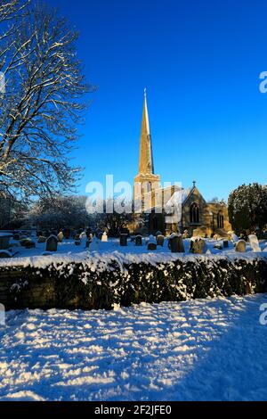 Neige au-dessus de l'église St Bénédicts, village de Glinton, Cambridgeshire; Angleterre; Royaume-Uni Banque D'Images