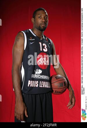 BASKET BALL - 2007/2008 - PARIS-LEVALLOIS FEATURE - PARIS (FRA) - 17/10/2007 - PHOTO : CATHERINE STEENKESTE / DPPI TAJ GRAY Banque D'Images