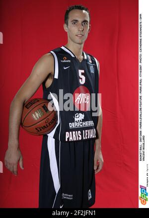 BASKET BALL - 2007/2008 - PARIS-LEVALLOIS FEATURE - PARIS (FRA) - 17/10/2007 - PHOTO : CATHERINE STEENKESTE / DPPI VINCENT MOUILLARD Banque D'Images