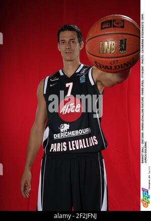 BASKET BALL - 2007/2008 - PARIS-LEVALLOIS FEATURE - PARIS (FRA) - 17/10/2007 - PHOTO : CATHERINE STEENKESTE / DPPI JURICA GOLEMAC Banque D'Images