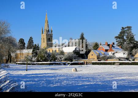 Neige au-dessus de l'église St Andrews, West Deeping village, Lincolnshire, Angleterre, Royaume-Uni Banque D'Images