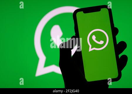 LONDRES, Royaume-Uni - Mars 2021 : logo du service de messagerie en ligne WhatsApp sur un smartphone Banque D'Images