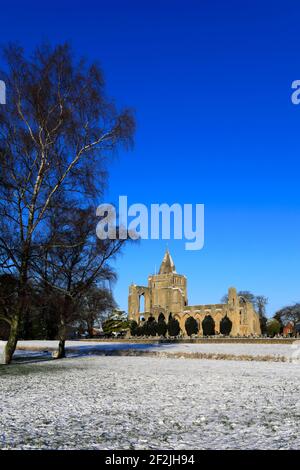 Neige d'hiver au-dessus de l'abbaye de Crowland; ville de Crowland; Lincolnshire; Angleterre; Royaume-Uni Banque D'Images