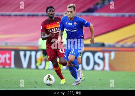 Amadou Diawara de Roma (L) vies pour le ballon avec Pol Lirola (R) pendant le championnat italien Serie UN match de football entre AS Roma et ACF Fiorentina le 26 juillet 2020 au Stadio Olimpico à Rome, Italie - photo Federico Proietti / DPPI Banque D'Images