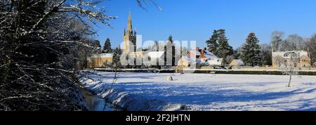 Neige au-dessus de l'église St Andrews, West Deeping village, Lincolnshire, Angleterre, Royaume-Uni Banque D'Images