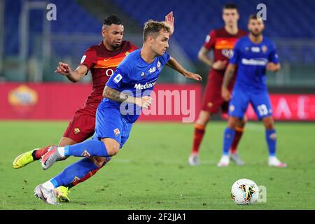 Pol Lirola de Fiorentina (R) vies pour le ballon avec Bruno Peres de Roma (L) pendant le championnat italien Serie UN match de football entre AS Roma et ACF Fiorentina le 26 juillet 2020 au Stadio Olimpico à Rome, Italie - photo Federico Proietti / DPPI Banque D'Images