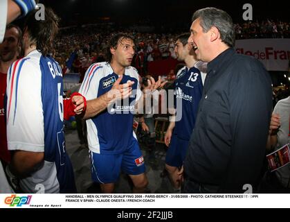 HANDBALL - HOMMES JEUX OLYMPIQUES QUALIFICATIONS 2008 - PARIS-BERCY - 31/05/2008 - PHOTO: CATHERINE STEENKESTE / DPPI FRANCE V ESPAGNE - CLAUDE ONESTA / ENTRAÎNEUR FRANÇAIS Banque D'Images