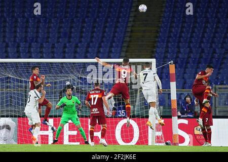 Edin Dzeko de Roma (UP-L) va pour un cueilleur avec Cristiano Ronaldo de Juventus (UP-R) pendant le championnat italien Serie UN match de football entre AS Roma et Juventus FC le 27 septembre 2020 au Stadio Olimpico à Rome, Italie - photo Federico Proietti / DPPI Banque D'Images