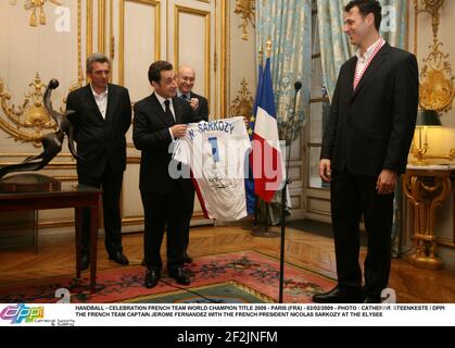 HANDBALL - CÉLÉBRATION ÉQUIPE FRANÇAISE CHAMPION DU MONDE TITRE 2009 - PARIS (FRA) - 02/02/2009 - PHOTO : CATHERINE STEENKESTE / DPPI L'ÉQUIPE FRANÇAISE CAPITAINE JEROME FERNANDEZ AVEC LE PRÉSIDENT FRANÇAIS NICOLAS SARKOZY À L'ELYSEE Banque D'Images