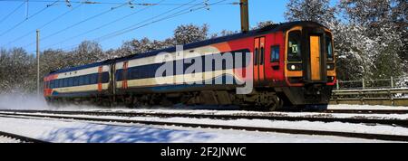 Winter Snow, 158785 EMR, East Midlands Regional trains, East Coast main Line Railway, Peterborough, Cambridgeshire, Angleterre, Royaume-Uni Banque D'Images