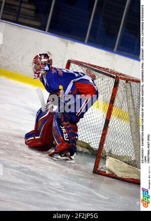 HOCKEY SUR GLACE - JEU D'EXPOSITION POUR LES ENFANTS DE L'HÔPITAL NECKER - ASNIERES (FRA) - 23/05/2007 - PHOTO: CATHERINE STEENKESTE / DPPI CRISTOBAL HUET (FRA) Banque D'Images