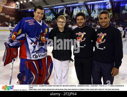 HOCKEY SUR GLACE - JEU D'EXPOSITION POUR LES ENFANTS DE L'HÔPITAL NECKER - ASNIERES (FRA) - 23/05/2007 - PHOTO: CATHERINE STEENKESTE / DPPI CRISTOBAL HUET (FRA) SÉBASTIEN GROSJEAN (FRA) ET ARNAUD CLEMENT (FRA) POSENT AVEC UN DES MALADES KEVIN HURVOY Banque D'Images