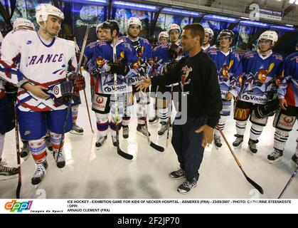 HOCKEY SUR GLACE - JEU D'EXPOSITION POUR LES ENFANTS DE L'HÔPITAL NECKER - ASNIERES (FRA) - 23/05/2007 - PHOTO: CATHERINE STEENKESTE / DPPI ARNAUD CLEMENT (FRA) Banque D'Images