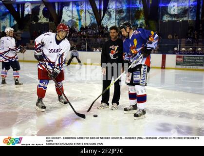 HOCKEY SUR GLACE - JEU D'EXPOSITION POUR LES ENFANTS DE L'HÔPITAL NECKER - ASNIERES (FRA) - 23/05/2007 - PHOTO: CATHERINE STEENKESTE / DPPI SÉBASTIEN GROSJEAN COMMENCE LE JEU (FRA) Banque D'Images