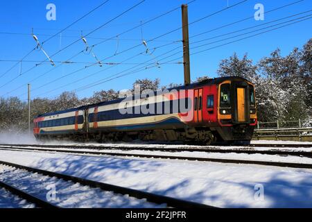 Winter Snow, 158785 EMR, East Midlands Regional trains, East Coast main Line Railway, Peterborough, Cambridgeshire, Angleterre, Royaume-Uni Banque D'Images