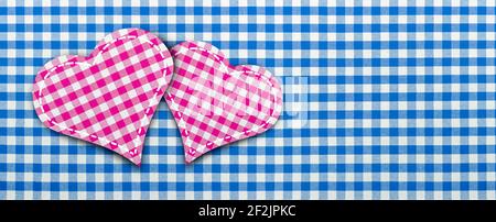 Coeurs en tissu à carreaux pour la Saint-Valentin Banque D'Images