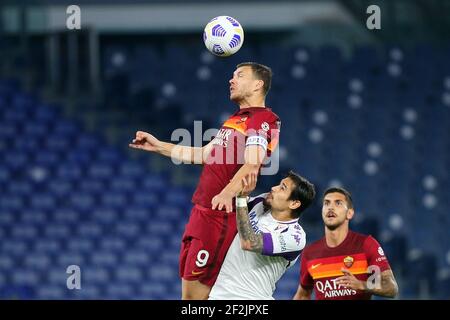 Edin Dzeko de Roma (UP) va pour un titre avec Lucas Quarta de Fiorentina pendant le championnat italien Serie UN match de football entre AS Roma et ACF Fiorentina le 1er novembre 2020 au Stadio Olimpico à Rome, Italie - photo Federico Proietti / DPPI Banque D'Images