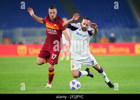 Jordan Veretout of Roma (L) vies pour le ballon avec Franck Ribery (R) pendant le championnat italien Serie UN match de football entre AS Roma et ACF Fiorentina le 1er novembre 2020 au Stadio Olimpico à Rome, Italie - photo Federico Proietti / DPPI Banque D'Images