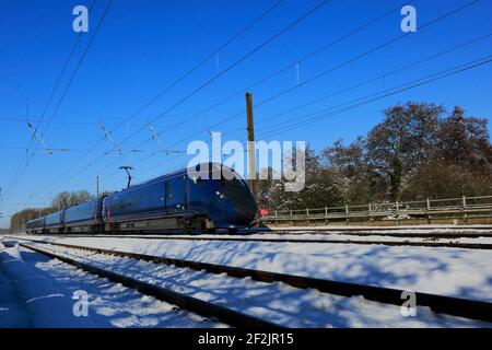 Classe 802, Hull trains Azuma train in Snow, East Coast main Line Railway, Peterborough, Cambridgeshire, Angleterre, Royaume-Uni Banque D'Images