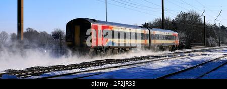 Winter Snow, 158785 EMR, East Midlands Regional trains, East Coast main Line Railway, Peterborough, Cambridgeshire, Angleterre, Royaume-Uni Banque D'Images