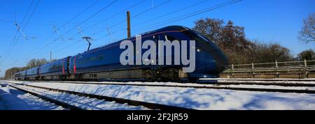 Classe 802, Hull trains Azuma train in Snow, East Coast main Line Railway, Peterborough, Cambridgeshire, Angleterre, Royaume-Uni Banque D'Images