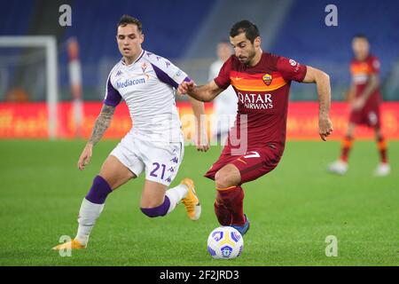 Pol Lirola de Fiorentina (L) vies pour le ballon avec Henrick Mkhitaryan de Roma pendant le championnat italien Serie UN match de football entre AS Roma et ACF Fiorentina le 1er novembre 2020 au Stadio Olimpico à Rome, Italie - photo Federico Proietti / DPPI Banque D'Images