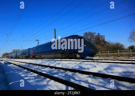 Classe 802, Hull trains Azuma train in Snow, East Coast main Line Railway, Peterborough, Cambridgeshire, Angleterre, Royaume-Uni Banque D'Images