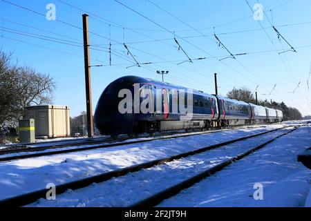 Classe 802, Hull trains Azuma train in Snow, East Coast main Line Railway, Peterborough, Cambridgeshire, Angleterre, Royaume-Uni Banque D'Images