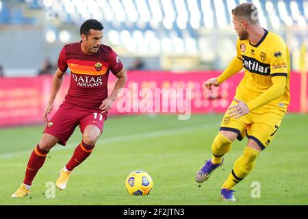 Pedro Rodriguez de Roma vies pour le ballon avec Riccardo Gagliolo de Parme (R) pendant le championnat italien Serie UN match de football entre AS Roma et Parme Calcio le 22 novembre 2020 au Stadio Olimpico à Rome, Italie - photo Federico Proietti / DPPI Banque D'Images