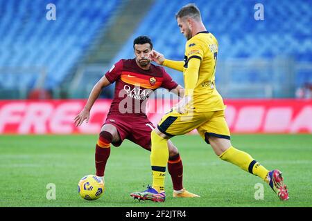 Pedro Rodriguez de Roma vies pour le ballon avec Riccardo Gagliolo de Parme (R) pendant le championnat italien Serie UN match de football entre AS Roma et Parme Calcio le 22 novembre 2020 au Stadio Olimpico à Rome, Italie - photo Federico Proietti / DPPI Banque D'Images