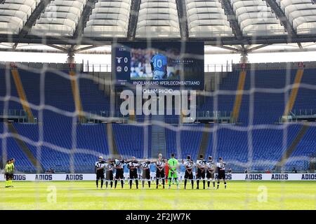 Les joueurs observent un silence de quelques minutes pour l'ancien footballeur Diego Maradona, qui est récemment décédé avant le championnat italien Serie UN match de football entre SS Lazio et Udinese Calcio le 29 novembre 2020 au Stadio Olimpico à Rome, Italie - photo Federico Proietti / DPPI Banque D'Images