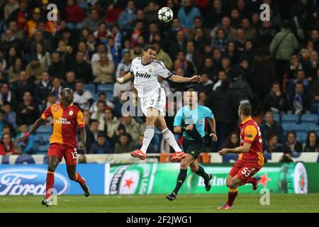 FOOTBALL - LIGUE DES CHAMPIONS DE L'UEFA 2012/2013 - 1/4 FINAL - 1ÈRE ÉTAPE - REAL MADRID / GALATASARAY - MADRID (SPA) - 03/04/2013 - PHOTO MANUEL BLONDAU/ AOP PRESS / DPPI - PEPE (RÉEL) / Dany Nounkeu / Nordin Amrabas (GAL) Banque D'Images