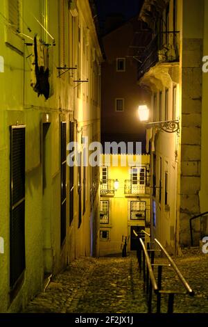 Une lampe de rue illuminant une allée à Alfama Lisbonne Banque D'Images