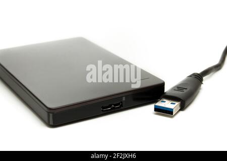 Disque dur externe noir pour ordinateur isolé sur blanc horizontal Banque D'Images